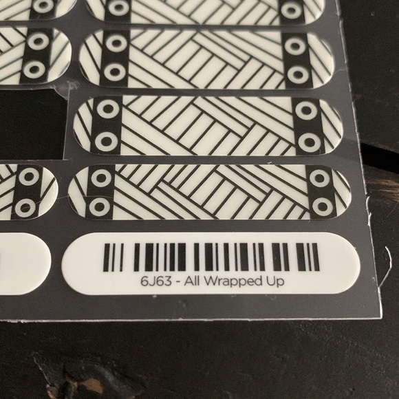 JAMBERRY Glow in the Dark Halloween Mummy Nail Wraps - All Wrapped Up - Picture 4 of 13